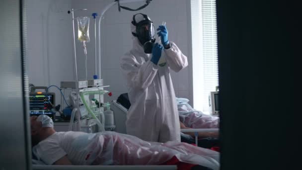 O doente sénior está a receber uma injecção de um paramédico. Infecção, covid-19 pandemia, 2019-ncov conceito . — Vídeo de Stock