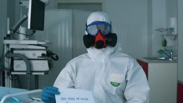 Le docteur en costume éclaboussé demande à rester à la maison pendant la pandémie — Video