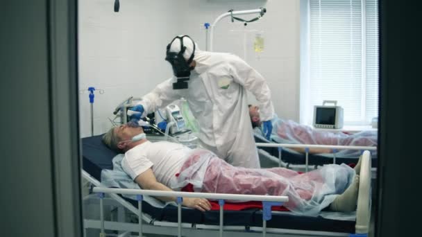 Paramedic is checking temperature of a man in an oxygen mask — Stock Video