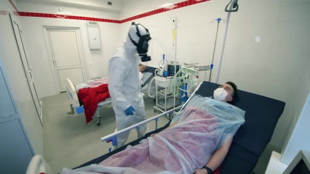 Ο ασθενής κάνει έλεγχο θερμοκρασίας σε τραυματιοφορέα. COVID 19, ιός, coronavirus, επιδημία έννοια. — Αρχείο Βίντεο