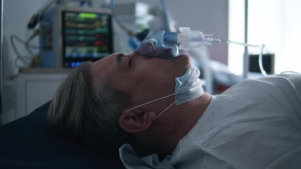 Le patient âgé respire par un système de ventilation. Infection, pandémie de covide-19, concept 2019-ncov . — Video