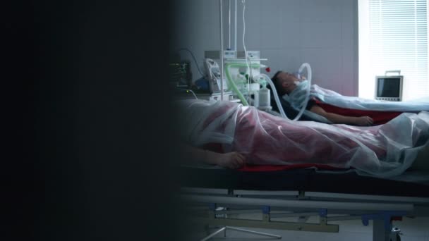 Δύο ασθενείς συνδεδεμένοι με ένα σύστημα εξαερισμού σε ένα νοσοκομείο — Αρχείο Βίντεο