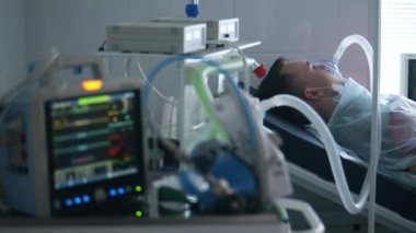 Enfeksiyon, covid-19 salgını, 2019-ncov konsepti. Hastaların bağlı olduğu solunum tıbbi sistemi