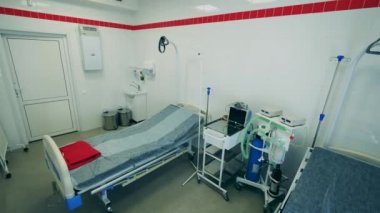 Covid-19 salgını sırasında makineli bir koğuş.