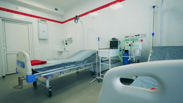 Moderne Station mit Beatmungsgeräten in einer Klinik. — Stockvideo