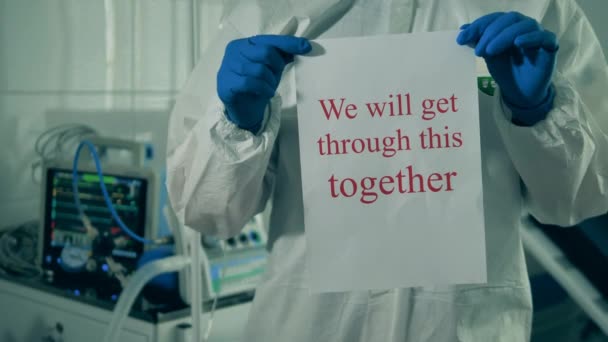 El doctor muestra una pancarta, animando a la gente durante la pandemia . — Vídeos de Stock
