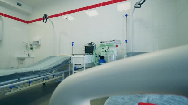 Máquina de ventilación en sala médica durante pandemia . — Vídeo de stock
