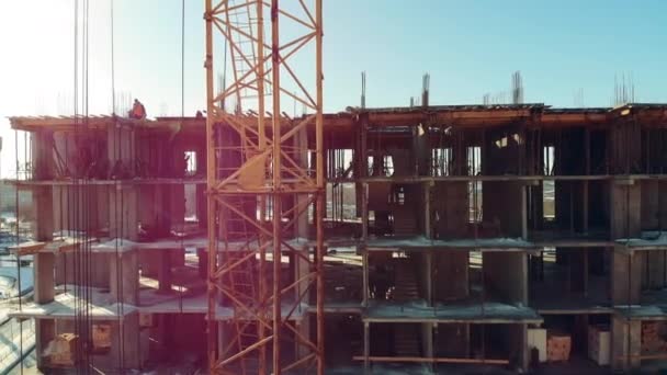 Multistory gebouw wordt buiten gebouwd — Stockvideo