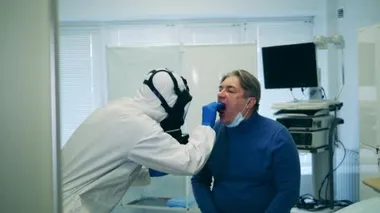 Tehlikeli madde uzmanları Coronavirus için hastayı test ediyor. Hastanede koronavirüs teşhisi için tıbbi test.