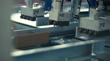 Karton çarşaflar fabrika taşıyıcısından geçiyor.
