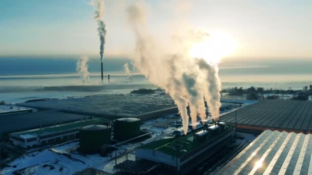 Yukarıdan gelen enerji fabrikası, bacadan çıkan buhar. Fabrika bacaları ve kapalı seralar en üstte. — Stok video