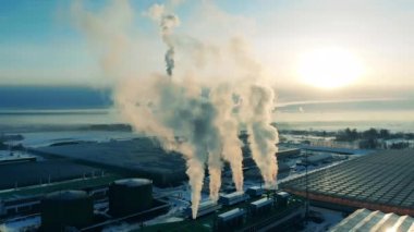 Bacalardan duman çıkan fabrika kompleksi. Yukarıdan gelen enerji fabrikası, bacadan çıkan buhar..