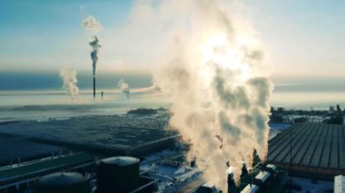Yukarıdan gelen enerji fabrikası, bacadan çıkan buhar. Sera borularından duman yükseliyor.
