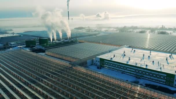Vista exterior de las instalaciones del invernadero con chimeneas onduladas. Fábrica de energía desde arriba, vapor desde una chimenea . — Vídeo de stock