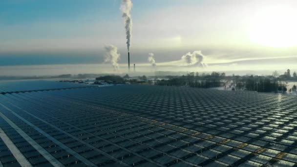 Masivo complejo de invernaderos con plantaciones verdes en el interior. Fábrica de energía desde arriba, vapor desde una chimenea . — Vídeos de Stock