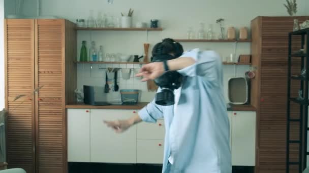 Чоловік, одягнений в маску небезпеки, танцює вдома під час пандемії Коронавірусу (коїд-19).. — стокове відео