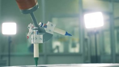 Robot aygıtı işaretleyicilerle çiziyor