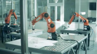 Robot aygıtlarla hareket eden bilim laboratuvarı