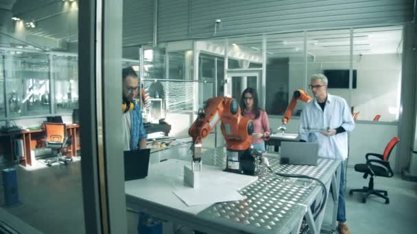Vetenskapliga arbetare utför ett experiment med bionisk utrustning — Stockvideo