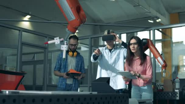 Un equipo de investigadores está llevando a cabo un experimento virtual con robots. Estudiantes de secundaria estudiando tecnologías robóticas en el laboratorio universitario . — Vídeo de stock