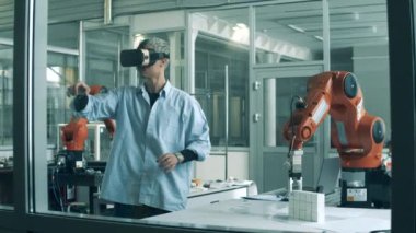 Robot kol, VR gözlüklü bir araştırmacı tarafından manipüle ediliyor.