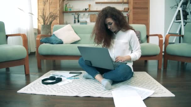 Een dame in zelfisolatie werkt thuis aan een laptop. — Stockvideo