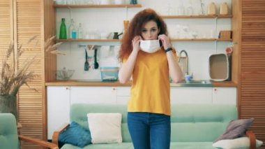 Coronavirus salgını sırasında maskeli bir kızın portresi..