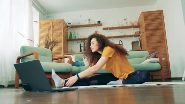 Una mujer está haciendo deportes mientras está en casa en cuarentena. — Vídeos de Stock