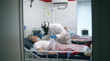 Hastane çalışanı Coronavirus salgını sırasında koronavirüslü bir adamdan örnek alıyor..