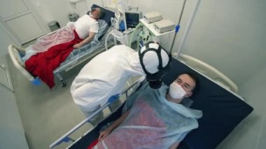 Profesyonel doktor koronavirüs hastalarının sıcaklığını ölçmek için termometre kullanır..