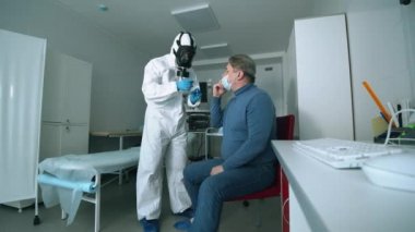 Coronavirus, kovid 19 enfeksiyon kapmış hasta hastanede test sırasında. Profesyonel doktor koronavirüs testleri yapıyor, örnek alıyor..