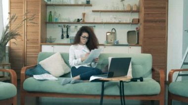 Göz kamaştırıcı bayan kendini tecrit sırasında kağıtlarla uğraşıyor.