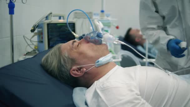 Medical workers measures mans temperature during pandemic. — Stock Video