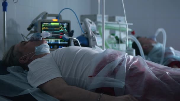 Paciente masculino con coronavirus respira con máquina respiratoria . — Vídeos de Stock