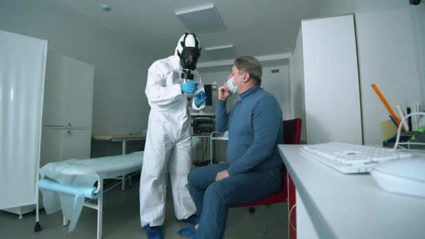 Coronavirus, covid-19 Infekterad patient under test på sjukhus. Professionell läkare testar man för coronavirus, tar en svabb. — Stockvideo