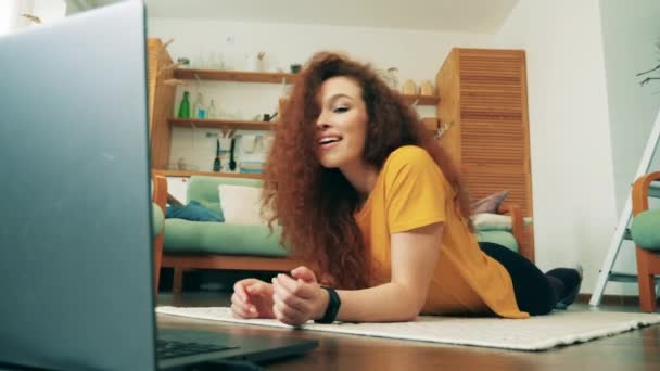 Uma mulher está sorrindo enquanto se exercita em casa — Vídeo de Stock