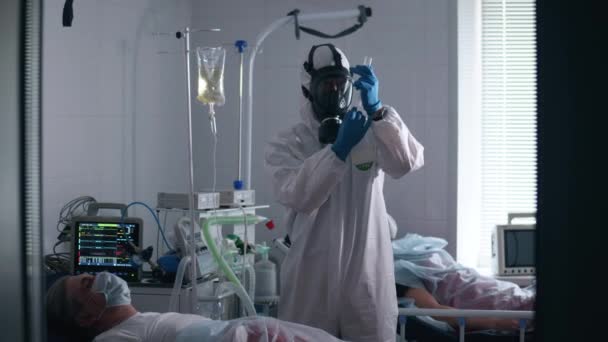 Il lavoratore della clinica fa un'iniezione a un uomo con coronavirus . — Video Stock