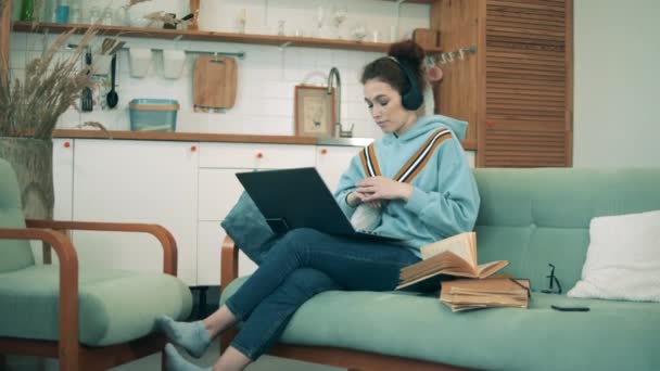 Mladá žena cituje knihy videokallem z domova Práce z domova během pandemie covid-19. — Stock video