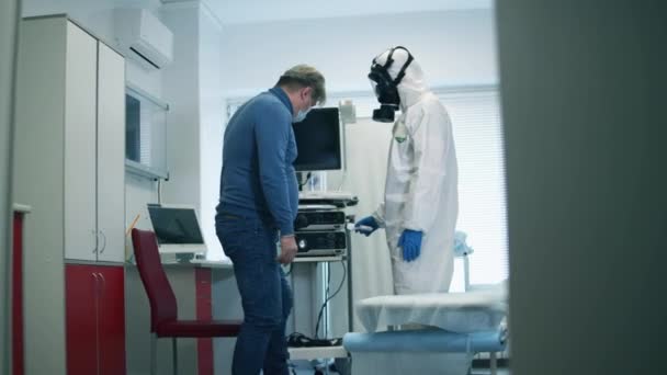 Männlicher Patient lässt im Krankenhaus seine Temperatur messen. — Stockvideo