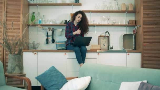 Donna sta citando libri da un videocall da casa duromg quarantena . — Video Stock