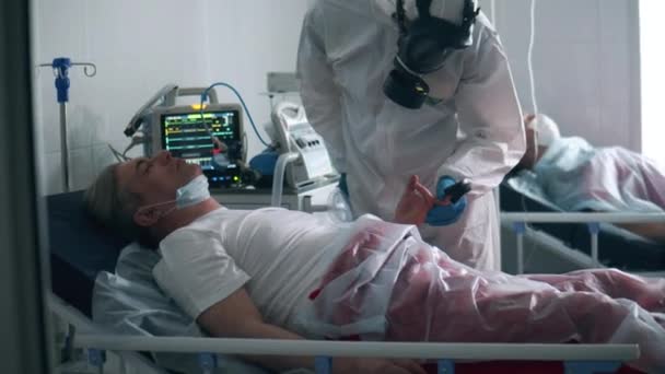 Doktor kontroluje pacienta s ventilátorem v nemocnici. — Stock video
