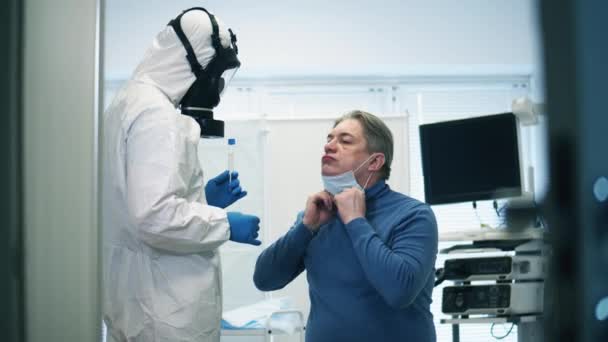 Coronavirus, covid-19 Infekterad patient under test på sjukhus. Sjukhusarbetare tar patienter smutskastning för att testa för coronavirus. — Stockvideo