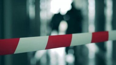 Sağlık çalışanlarının bulanık görüntüsü ve yakın plan bir uyarı kaseti. Coronavirus salgını, virüs önleme, COVID-19 konsepti.