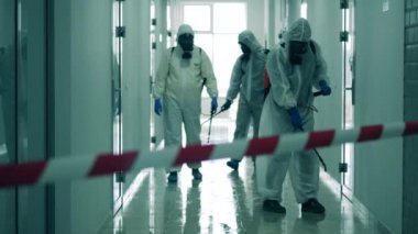 Sıçrama kıyafetleri uzmanları koridoru temizliyor.