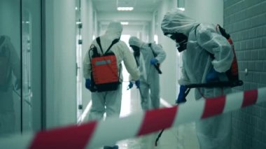 Sağlık müfettişleri koridordaki kimyasalları toz haline getiriyor.