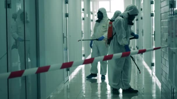 Pandemia koronawirusów, zapobieganie wirusom, koncepcja COVID-19. Hall jest odkażany przez pracowników w kombinezonach ochronnych. — Wideo stockowe