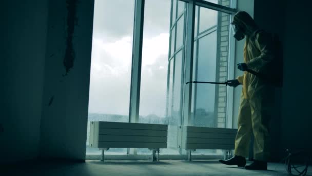 위생 직공 이화학 물질을 창문으로 뿜어내고 있다 — 비디오