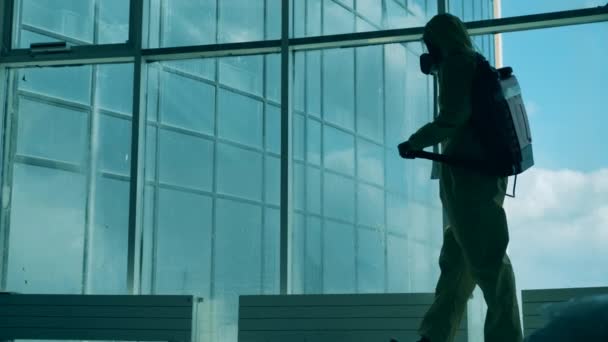 Masiva ventana está siendo desinfectada por un trabajador en un traje de salpicadura — Vídeos de Stock