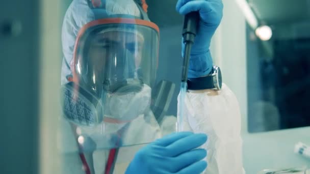Um homem usa pipeta enquanto trabalha com anticorpos covid-19 em laboratório . — Vídeo de Stock