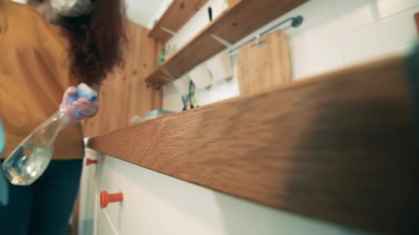Ein Mädchen putzt Haus, um die Ausbreitung des Coronavirus zu verhindern. — Stockvideo